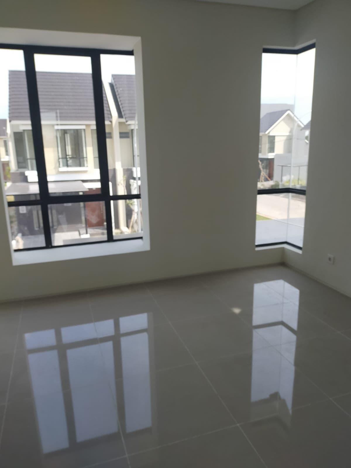 Disewakan Rumah Northwest Central 2 Lantai Siap Huni